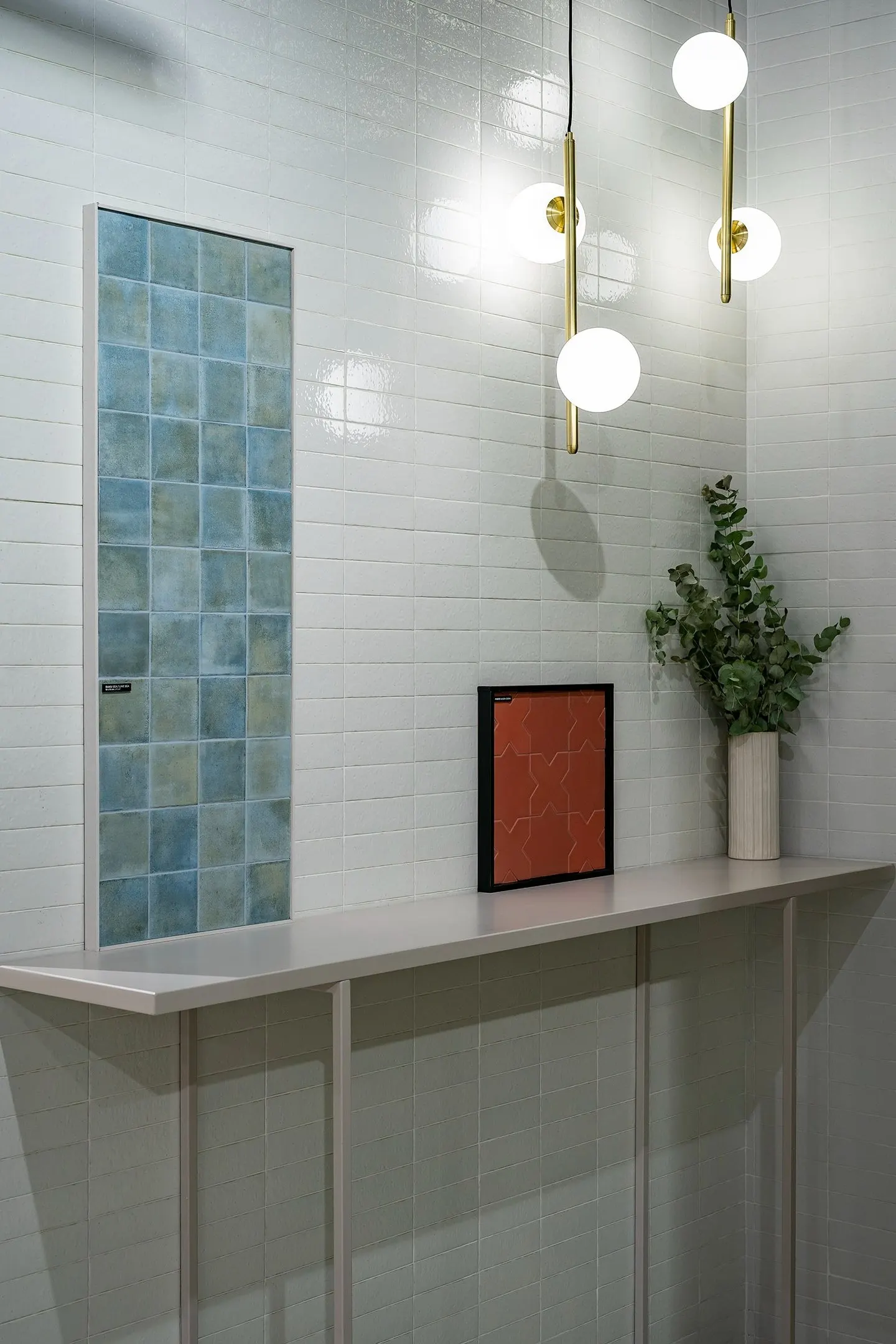 Rincón con panel de azulejo azul y lámparas doradas