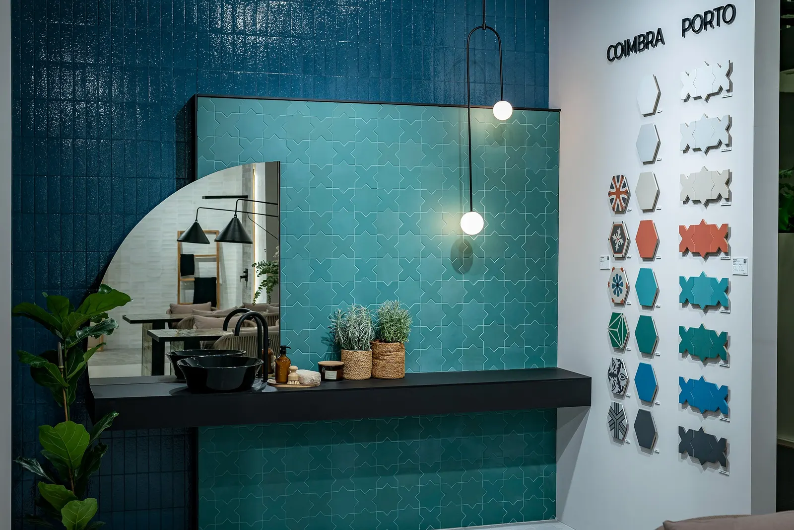 Stand en Cersaie 2023 con paredes turquesa alicatadas y muestrario de piezas