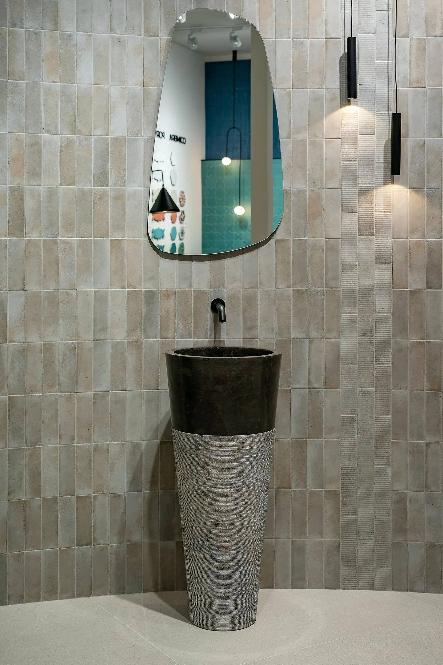 Lavabo de piedra frente a pared alicatada en Cersaie 2023